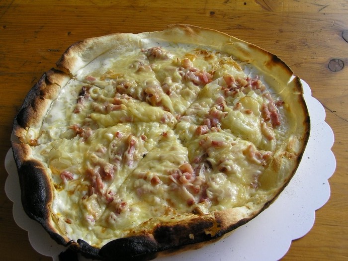 Frisch gebackener Flammkuchen